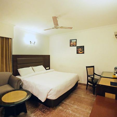 Hotel Meraden Grand Varanasi Ngoại thất bức ảnh