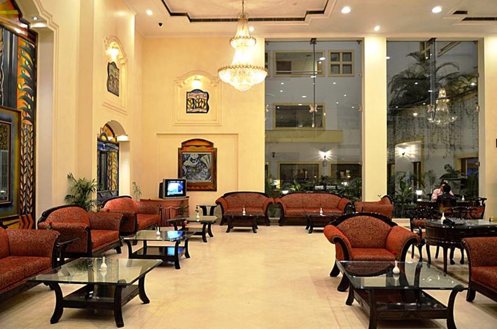 Hotel Meraden Grand Varanasi Ngoại thất bức ảnh