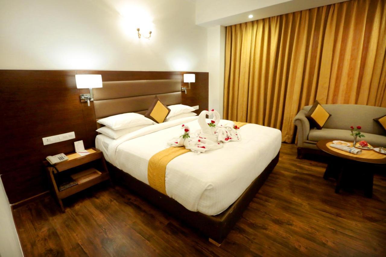 Hotel Meraden Grand Varanasi Ngoại thất bức ảnh
