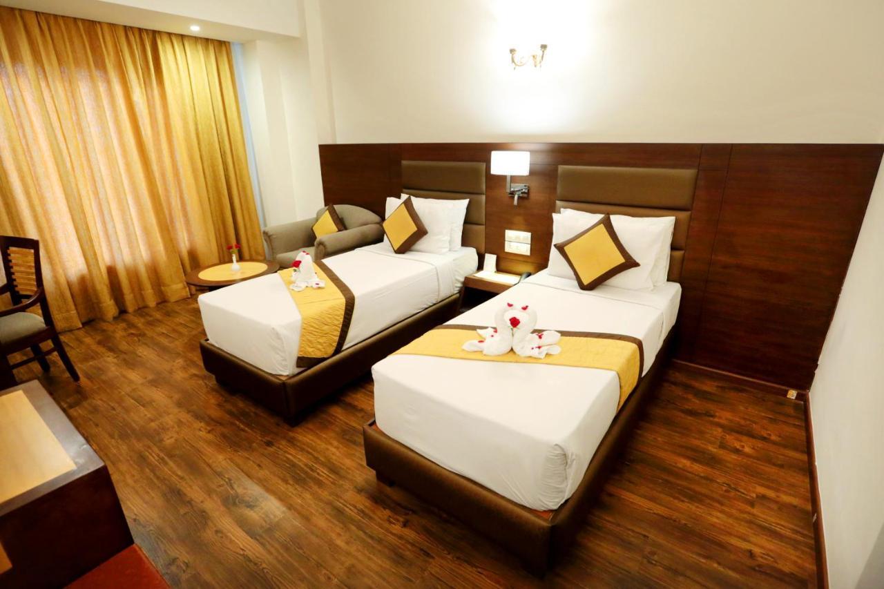 Hotel Meraden Grand Varanasi Ngoại thất bức ảnh