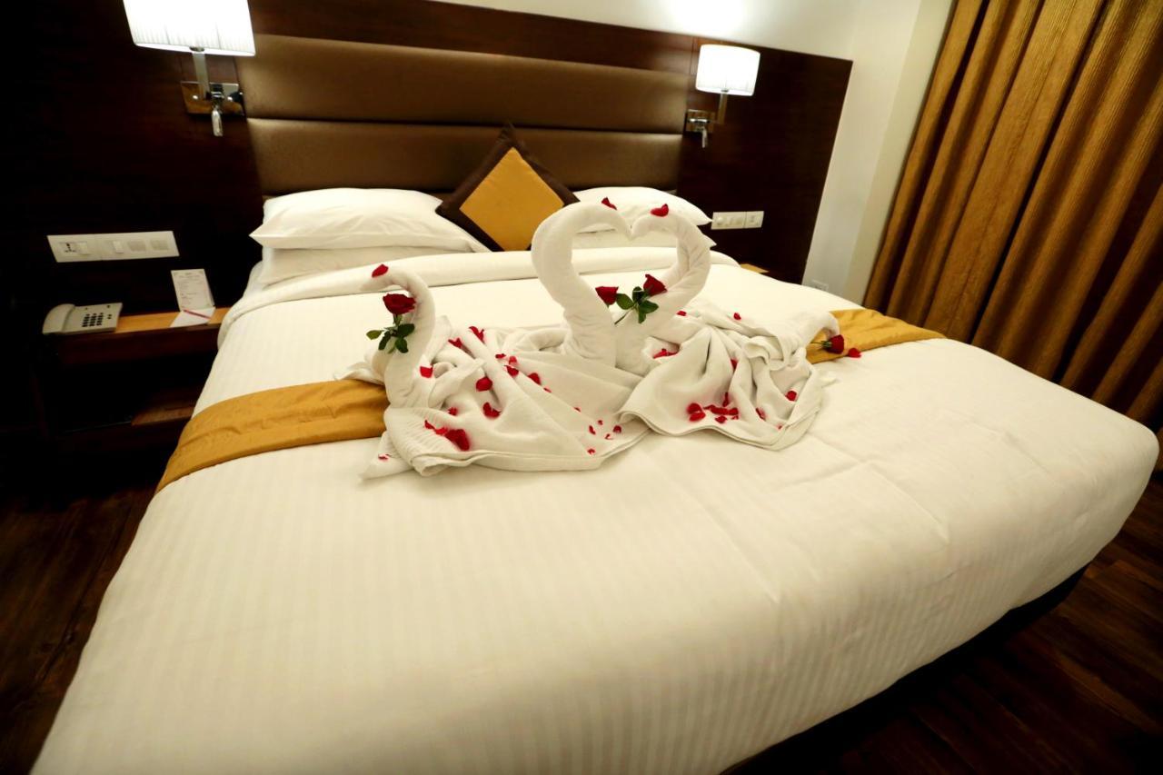 Hotel Meraden Grand Varanasi Ngoại thất bức ảnh