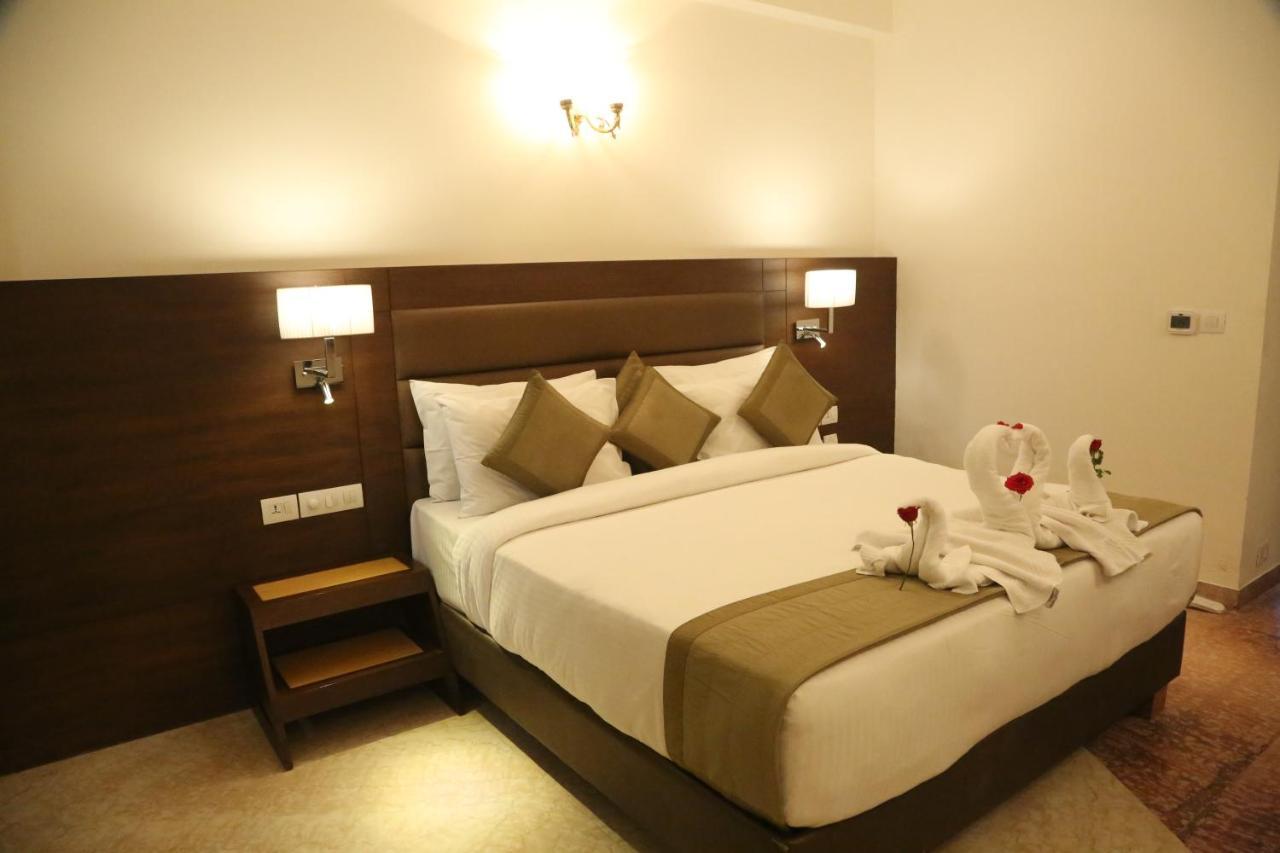 Hotel Meraden Grand Varanasi Ngoại thất bức ảnh
