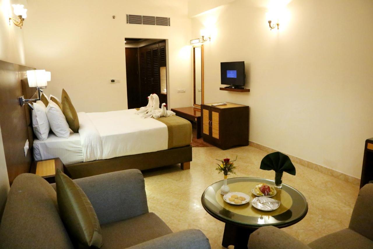 Hotel Meraden Grand Varanasi Ngoại thất bức ảnh