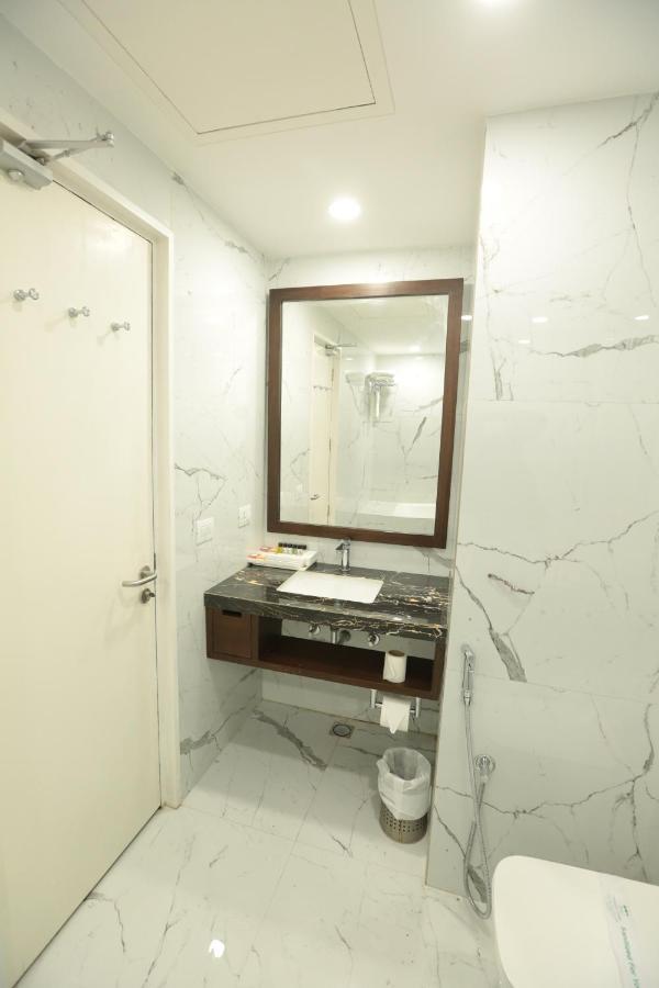 Hotel Meraden Grand Varanasi Ngoại thất bức ảnh