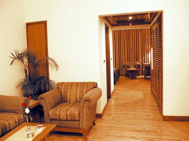 Hotel Meraden Grand Varanasi Ngoại thất bức ảnh