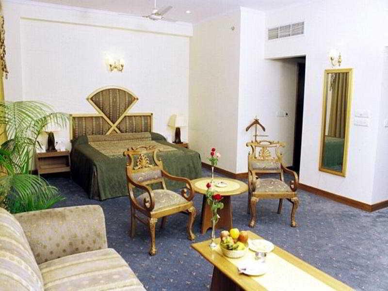 Hotel Meraden Grand Varanasi Ngoại thất bức ảnh