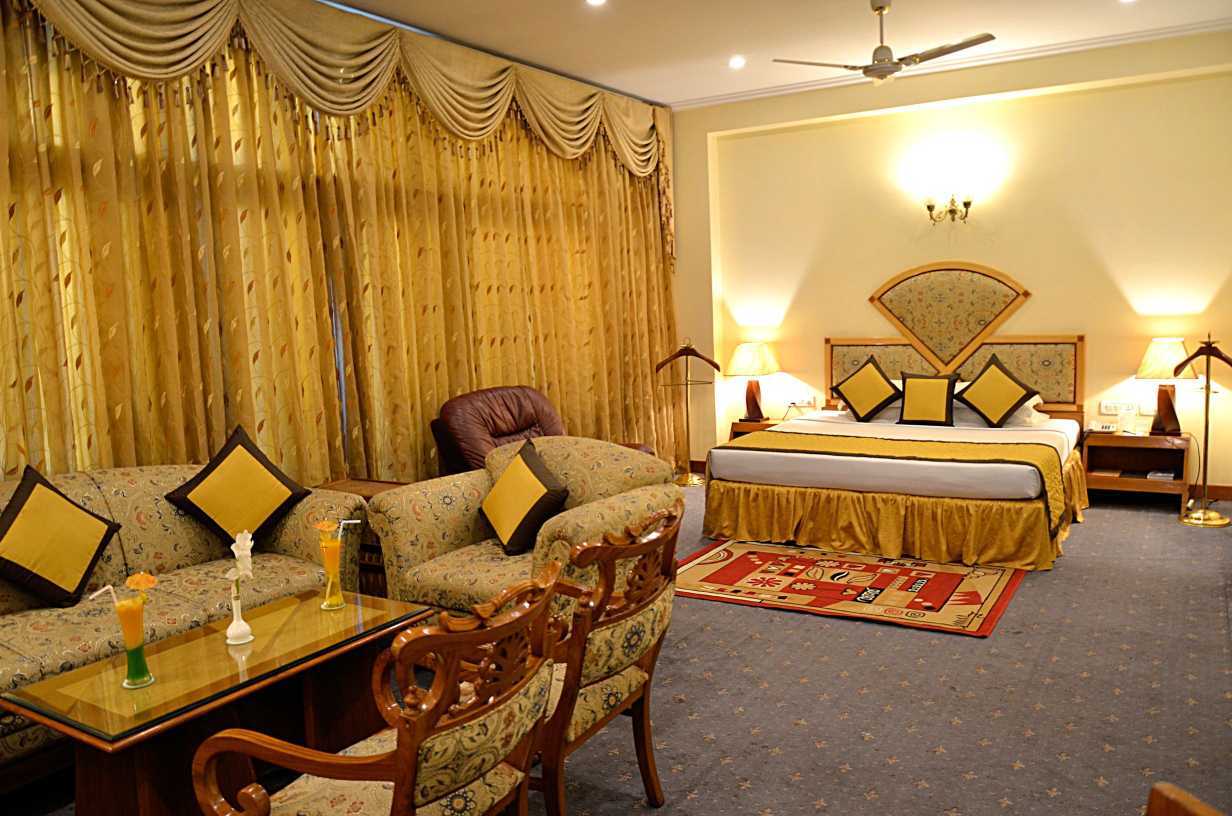 Hotel Meraden Grand Varanasi Ngoại thất bức ảnh