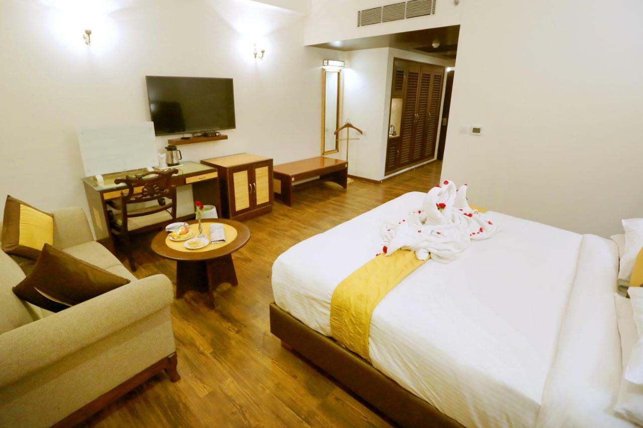 Hotel Meraden Grand Varanasi Ngoại thất bức ảnh