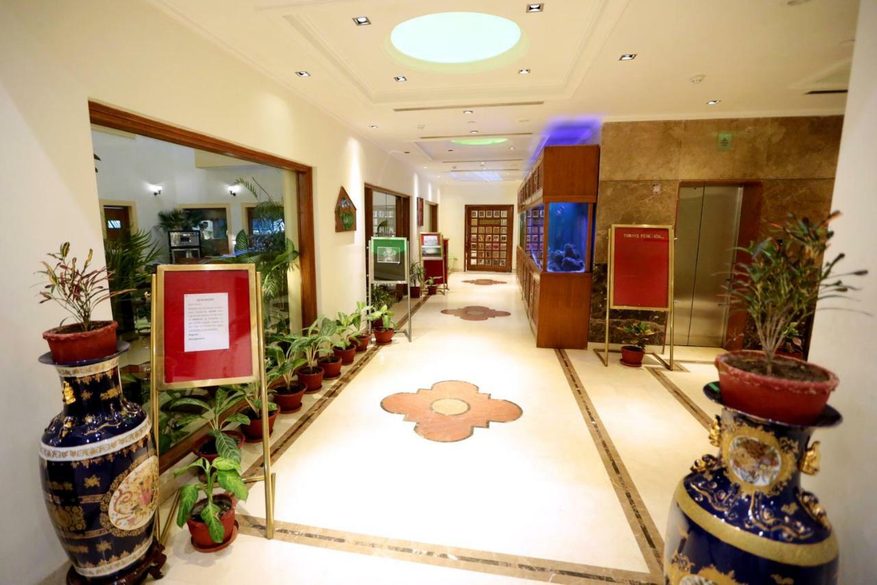 Hotel Meraden Grand Varanasi Ngoại thất bức ảnh
