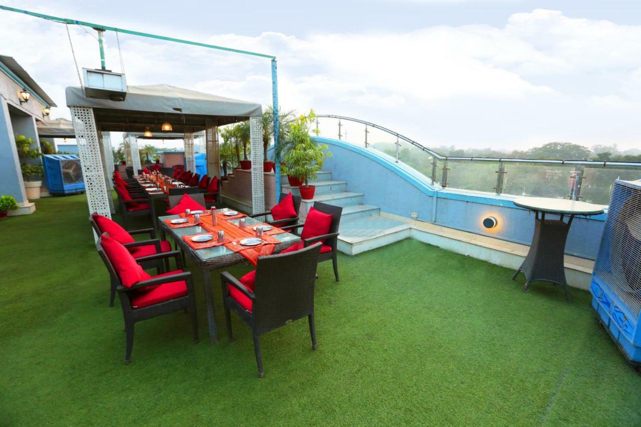 Hotel Meraden Grand Varanasi Ngoại thất bức ảnh