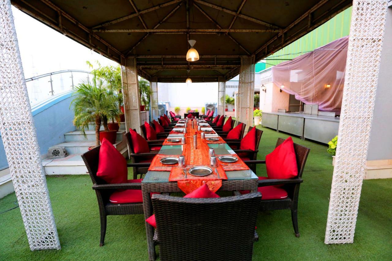 Hotel Meraden Grand Varanasi Ngoại thất bức ảnh
