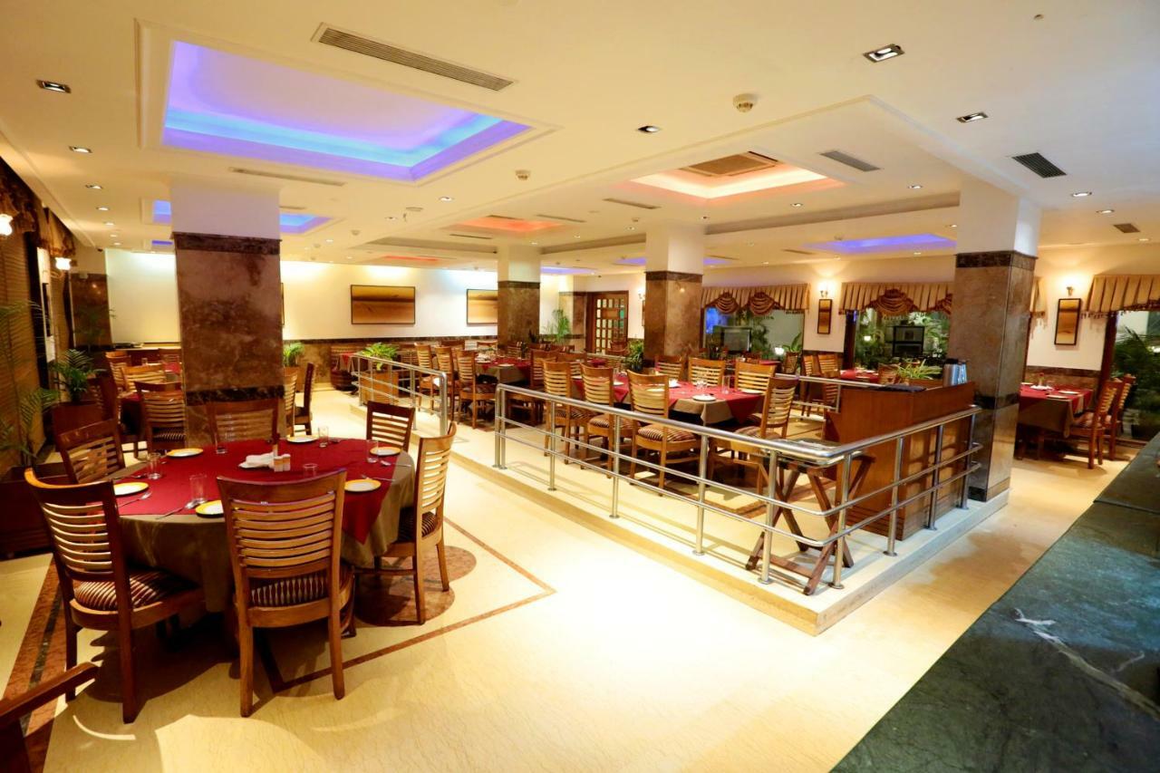 Hotel Meraden Grand Varanasi Ngoại thất bức ảnh