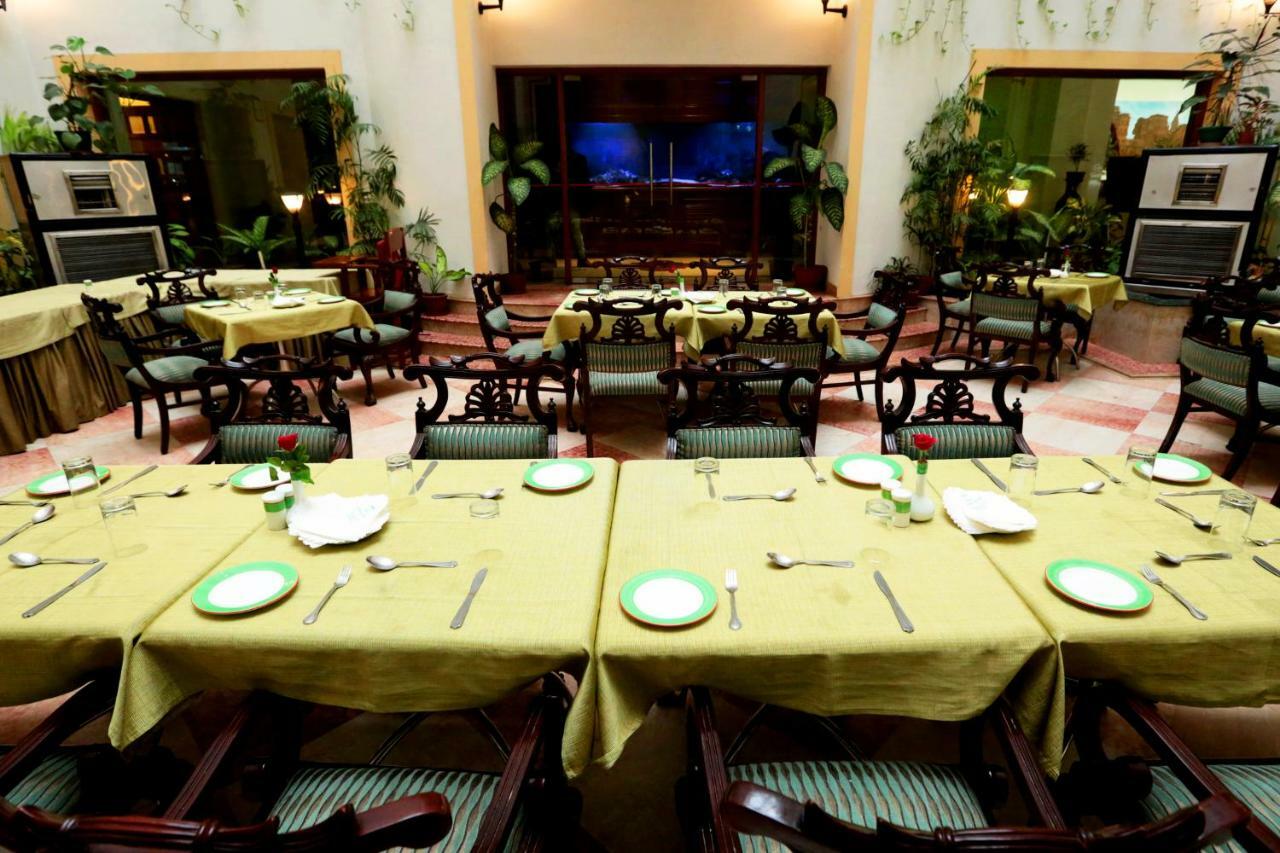Hotel Meraden Grand Varanasi Ngoại thất bức ảnh