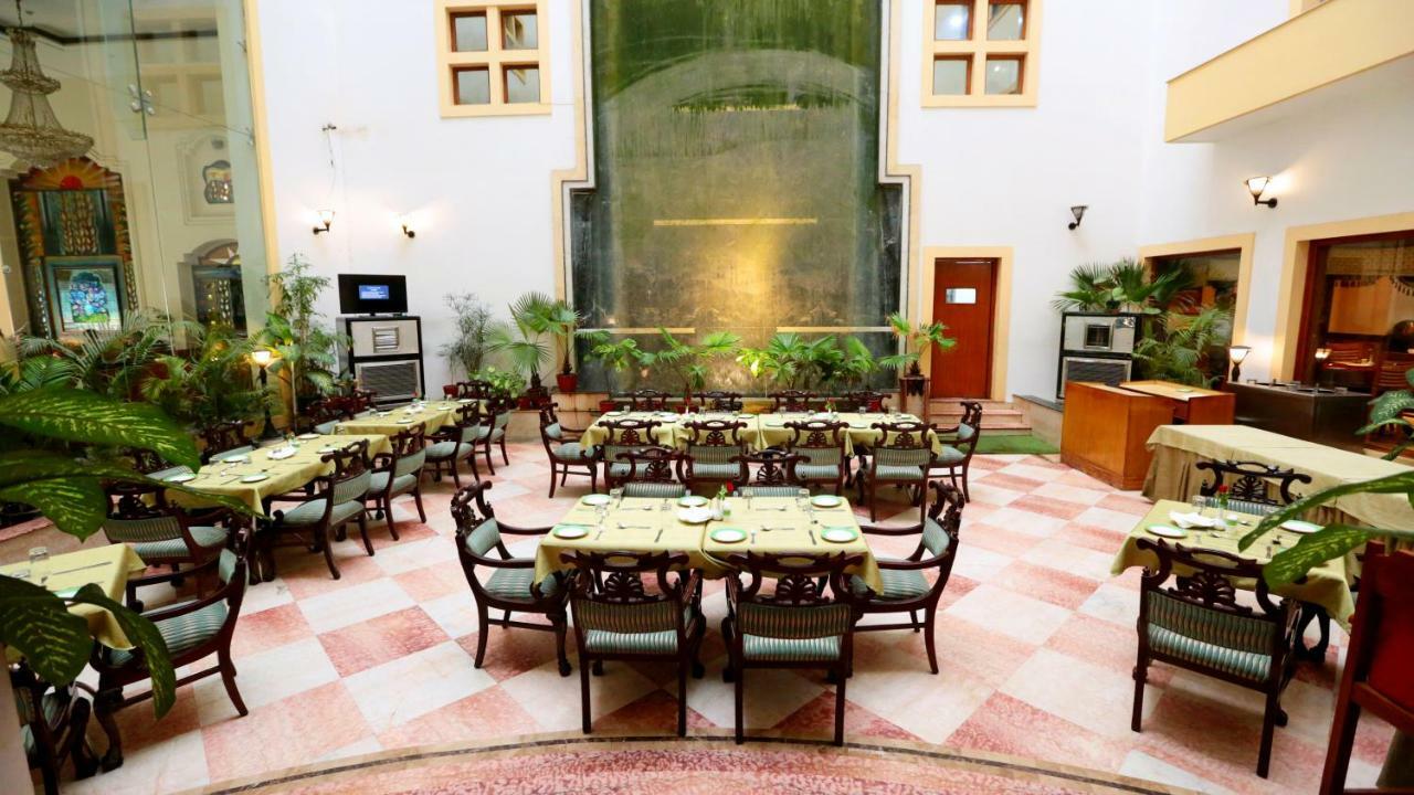 Hotel Meraden Grand Varanasi Ngoại thất bức ảnh