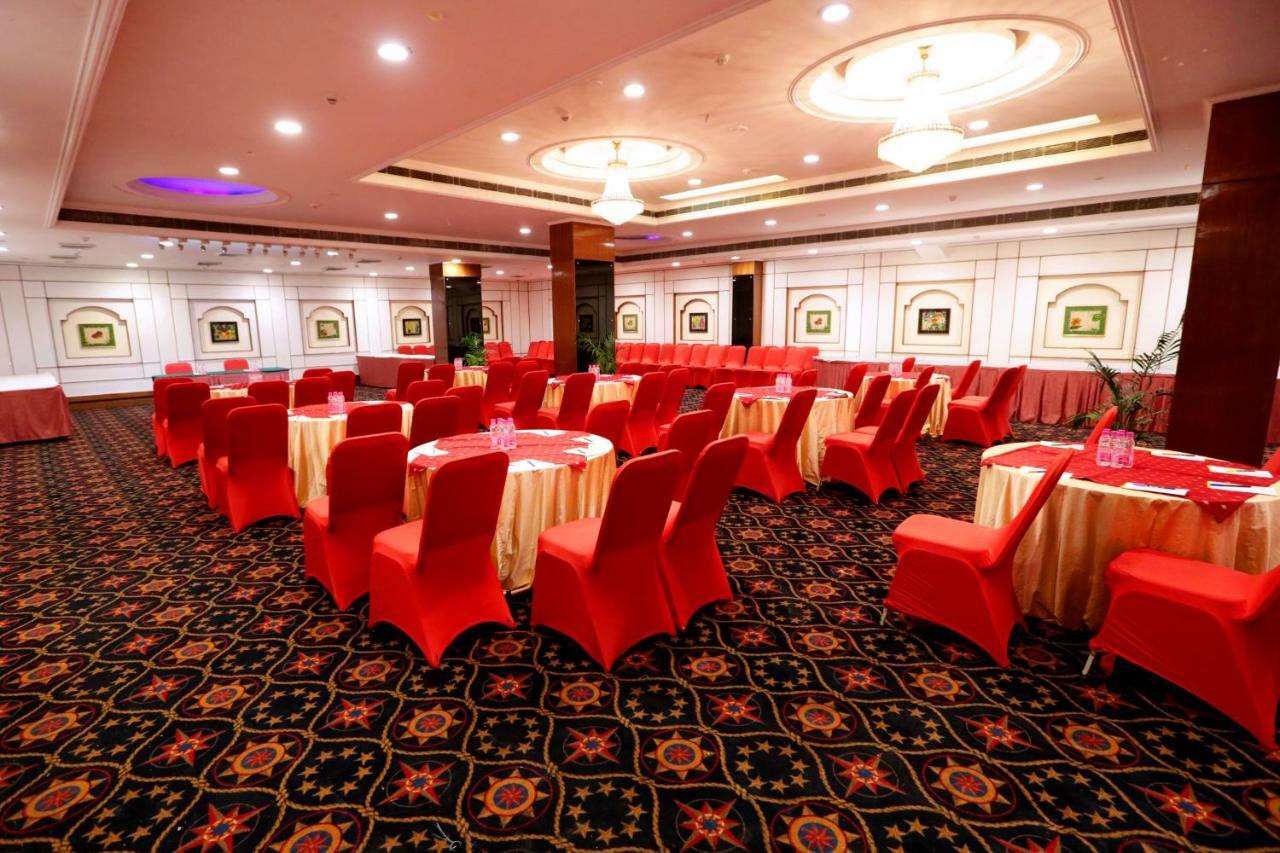 Hotel Meraden Grand Varanasi Ngoại thất bức ảnh