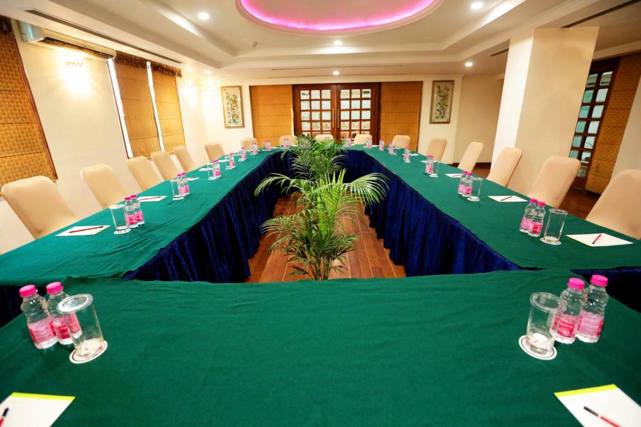Hotel Meraden Grand Varanasi Ngoại thất bức ảnh