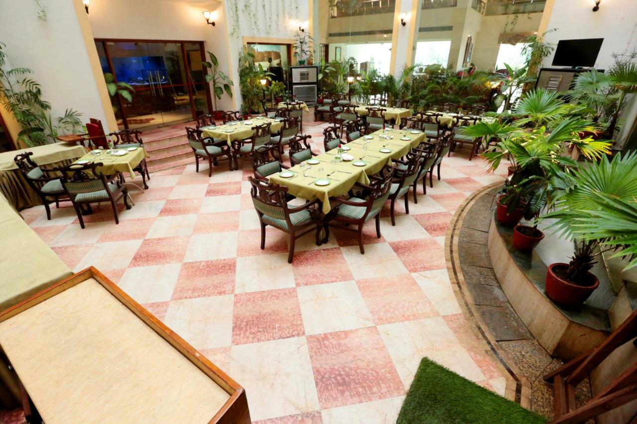 Hotel Meraden Grand Varanasi Ngoại thất bức ảnh