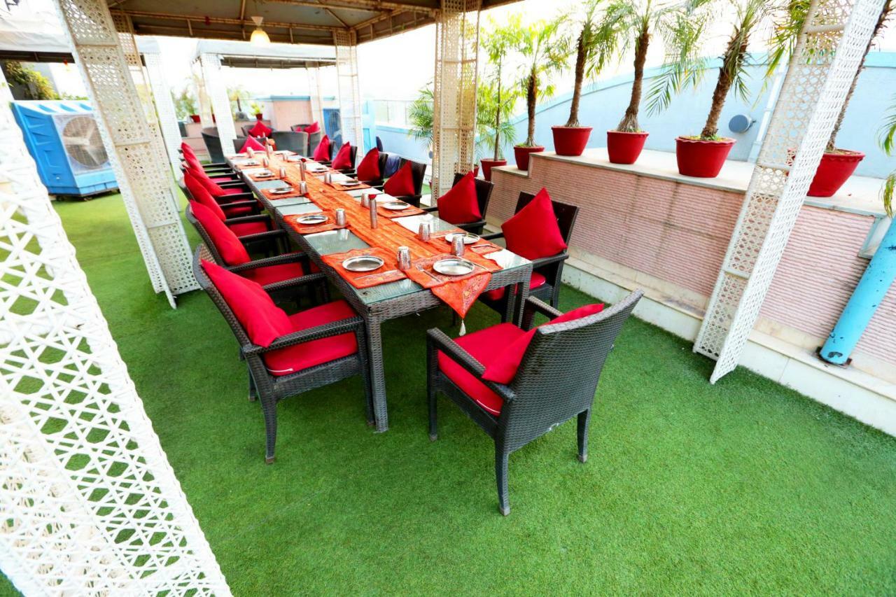 Hotel Meraden Grand Varanasi Ngoại thất bức ảnh