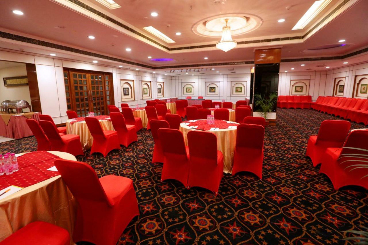 Hotel Meraden Grand Varanasi Ngoại thất bức ảnh