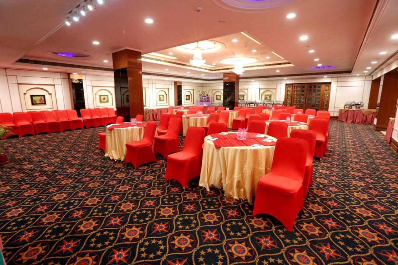 Hotel Meraden Grand Varanasi Ngoại thất bức ảnh