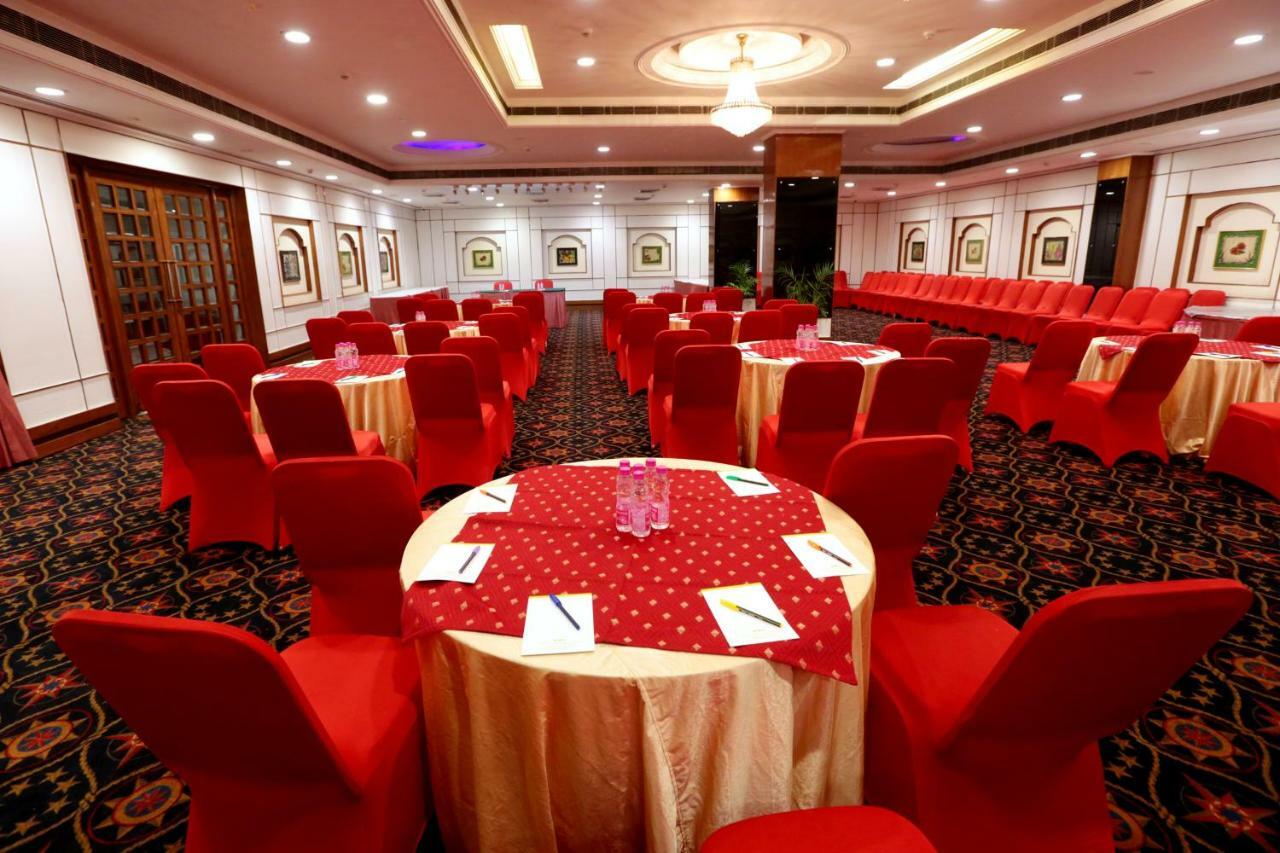 Hotel Meraden Grand Varanasi Ngoại thất bức ảnh