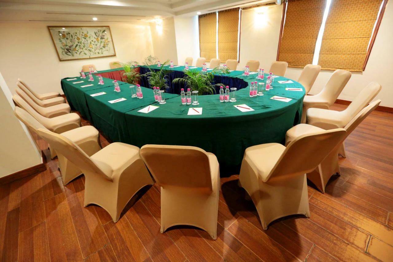 Hotel Meraden Grand Varanasi Ngoại thất bức ảnh