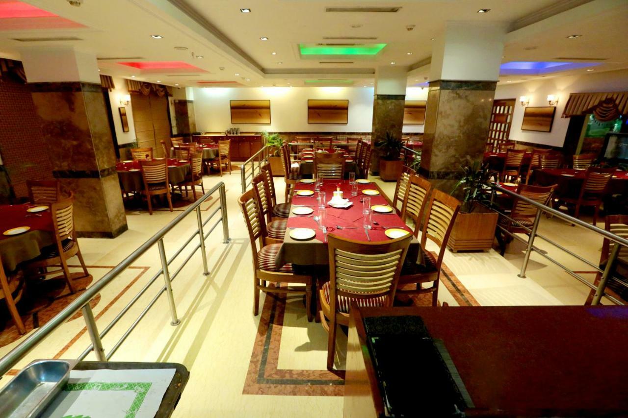 Hotel Meraden Grand Varanasi Ngoại thất bức ảnh