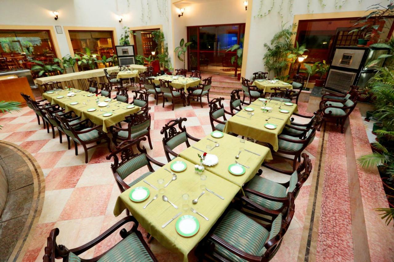 Hotel Meraden Grand Varanasi Ngoại thất bức ảnh