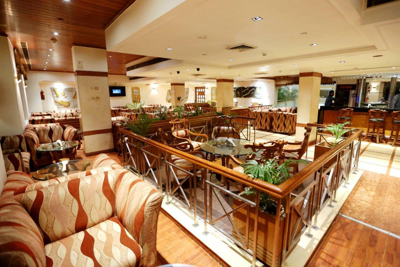 Hotel Meraden Grand Varanasi Ngoại thất bức ảnh