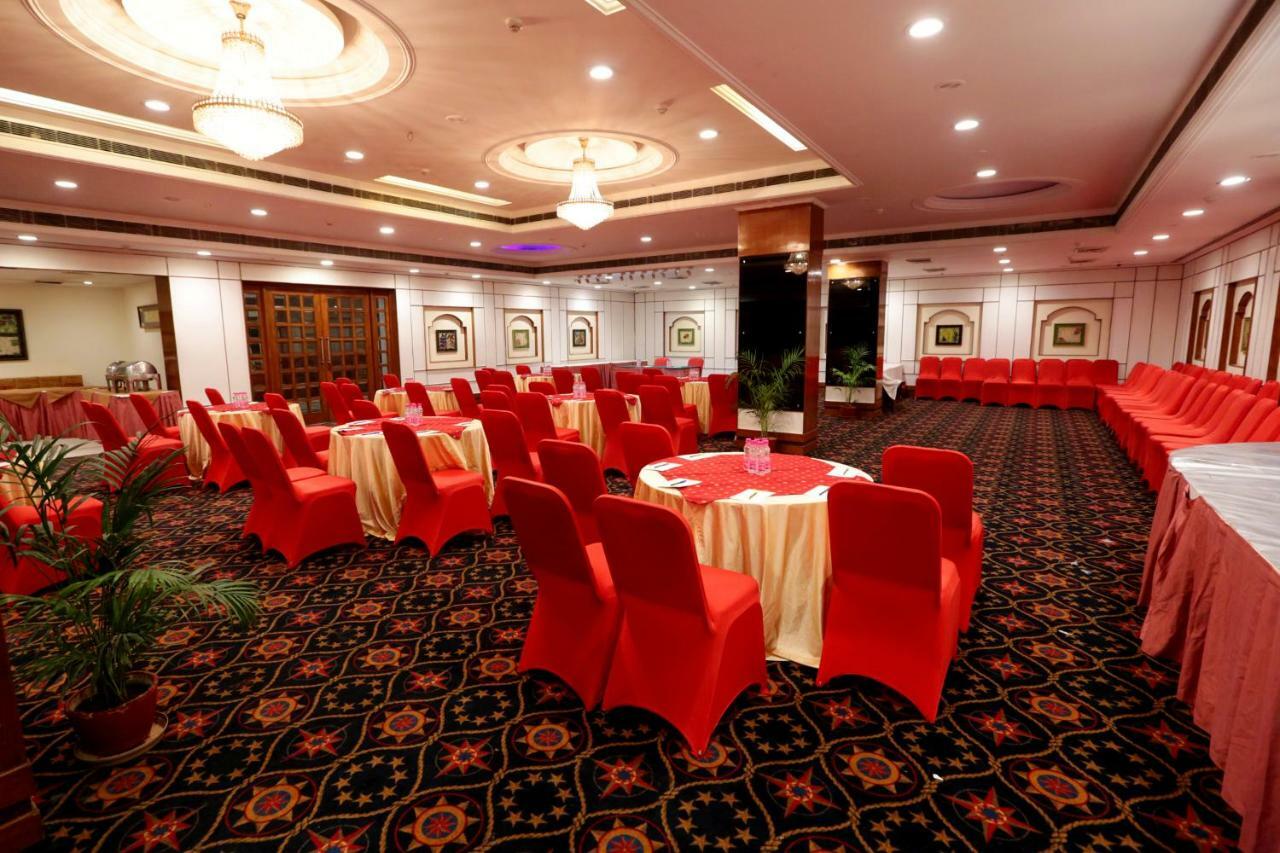 Hotel Meraden Grand Varanasi Ngoại thất bức ảnh