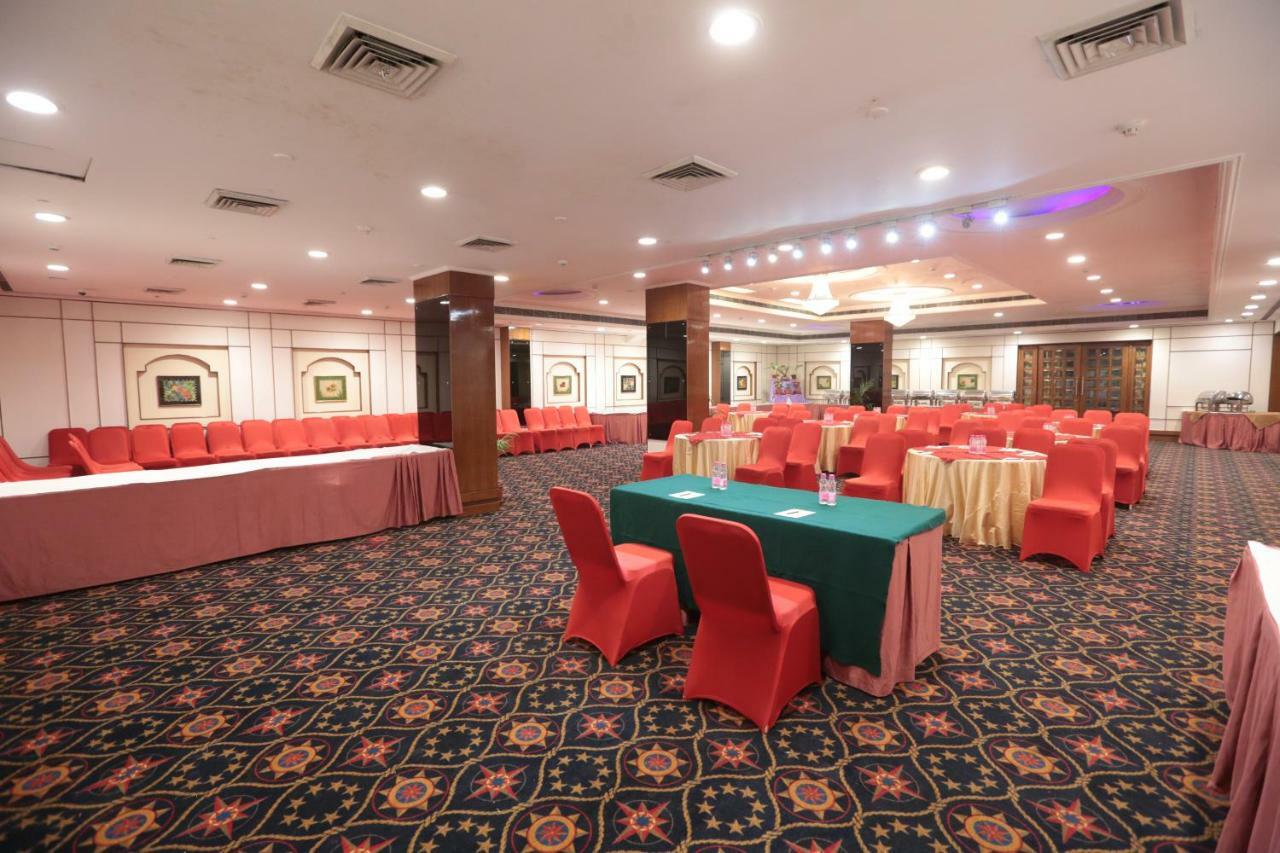 Hotel Meraden Grand Varanasi Ngoại thất bức ảnh